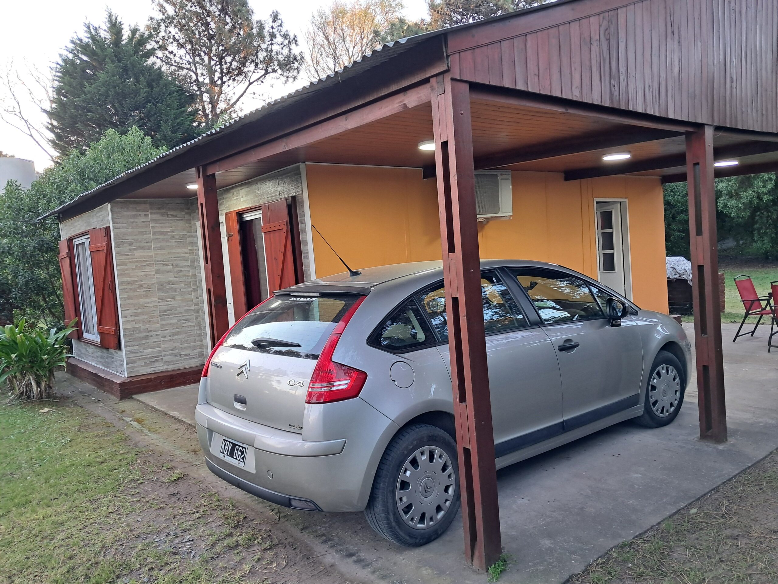 Garage semicubierto 2 vehiculos.