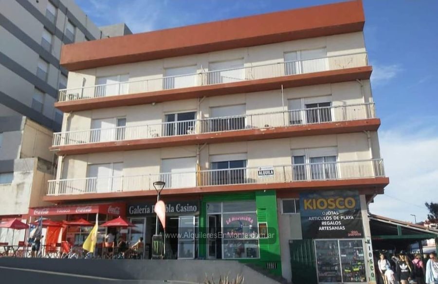 Edificio visto desde la playa