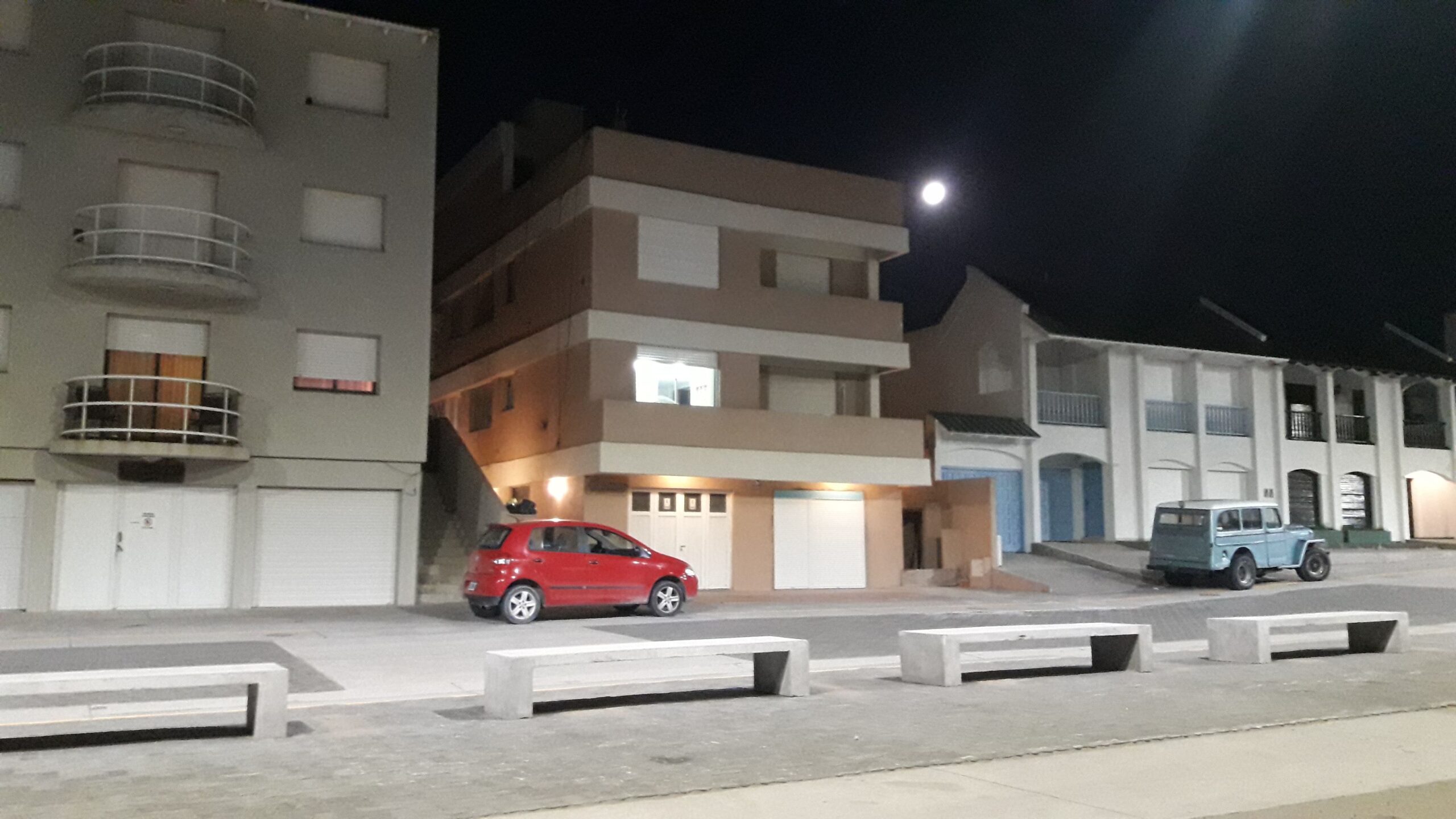 FRENTE EDIFICIO DE NOCHE